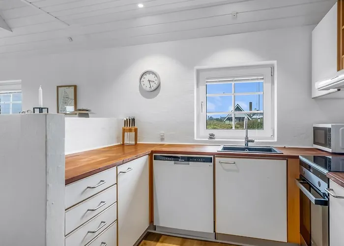 Amber - 300m From The Sea By Interhome